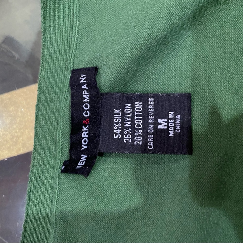 Beautiful green top brand new no tag - Picture 2 of 5